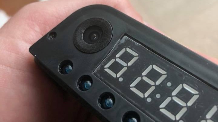 De camera in de digitale wekkerradio.