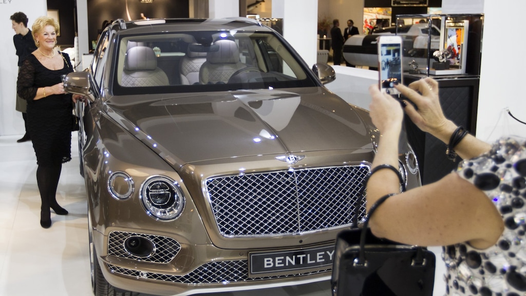 Bezoekers van een luxebeurs.