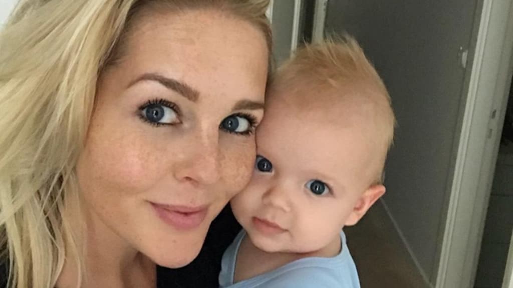 Baby Bobby lijkt als twee druppels water op zijn mama Chantal