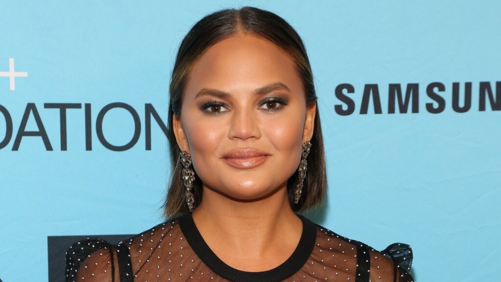 Eet smakelijk: Chrissy Teigen at placenta na bevalling