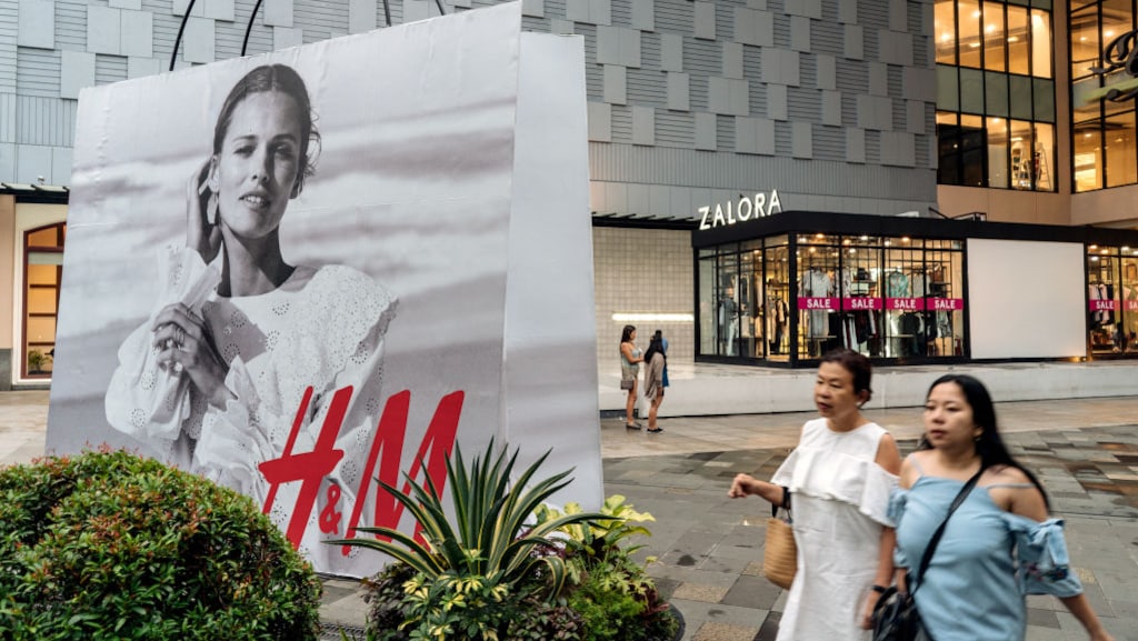 Ook H&M-members moeten verzendkosten gaan betalen bij kleine pakketten.