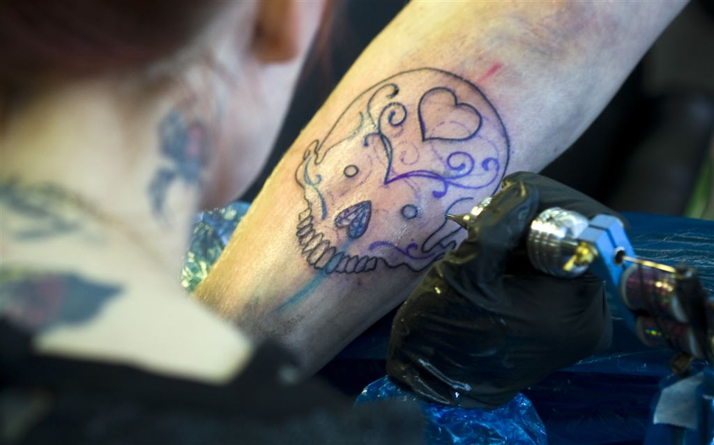 Gratis tattoos gezet bij familieleden? Dan 50.000 euro bijstand terugbetalen