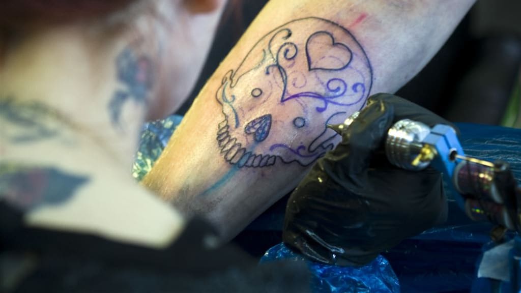 Gratis tattoos gezet bij familieleden? Dan 50.000 euro bijstand terugbetalen