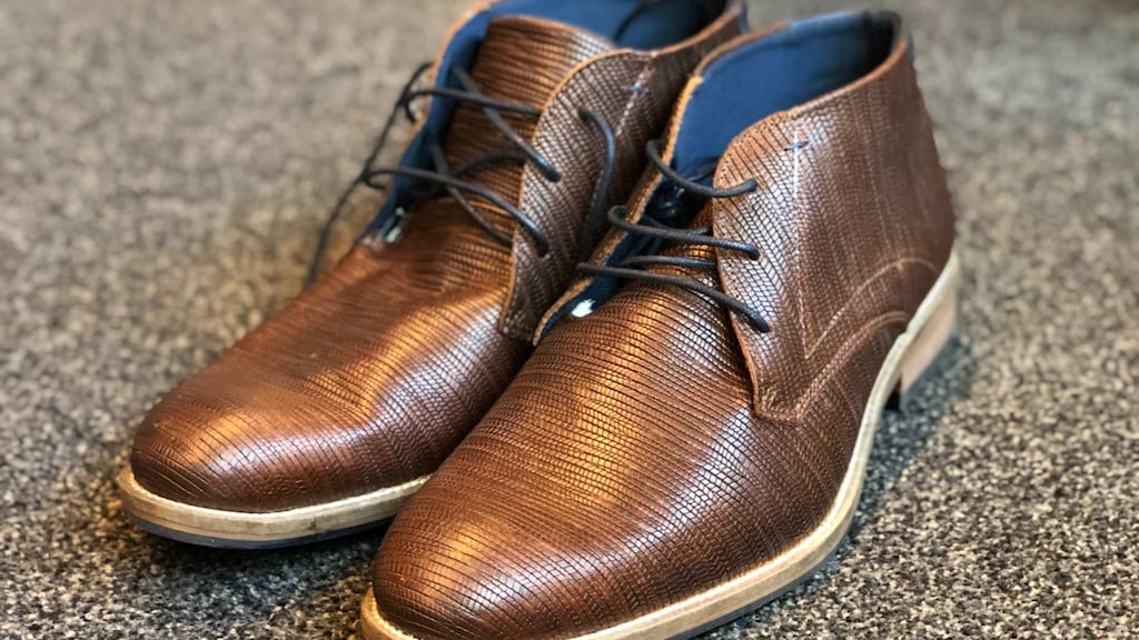 De spycam is nauwelijks te zien, maar hij zit in een klein gaatje in de punt van de schoen (links afgebeeld).