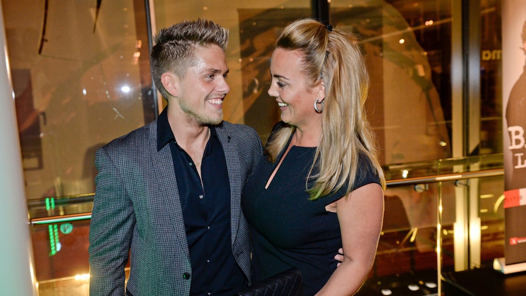 André Hazes gaat op zijn knieën