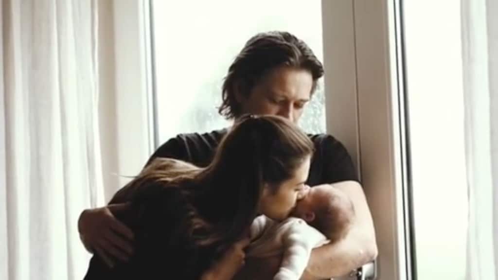 Ferri Somogyi deelt mierzoete video van pasgeboren Véda