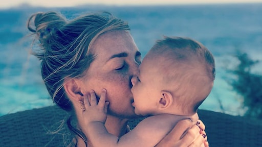 Kleine Bobby zet zijn tanden in mama Chantal