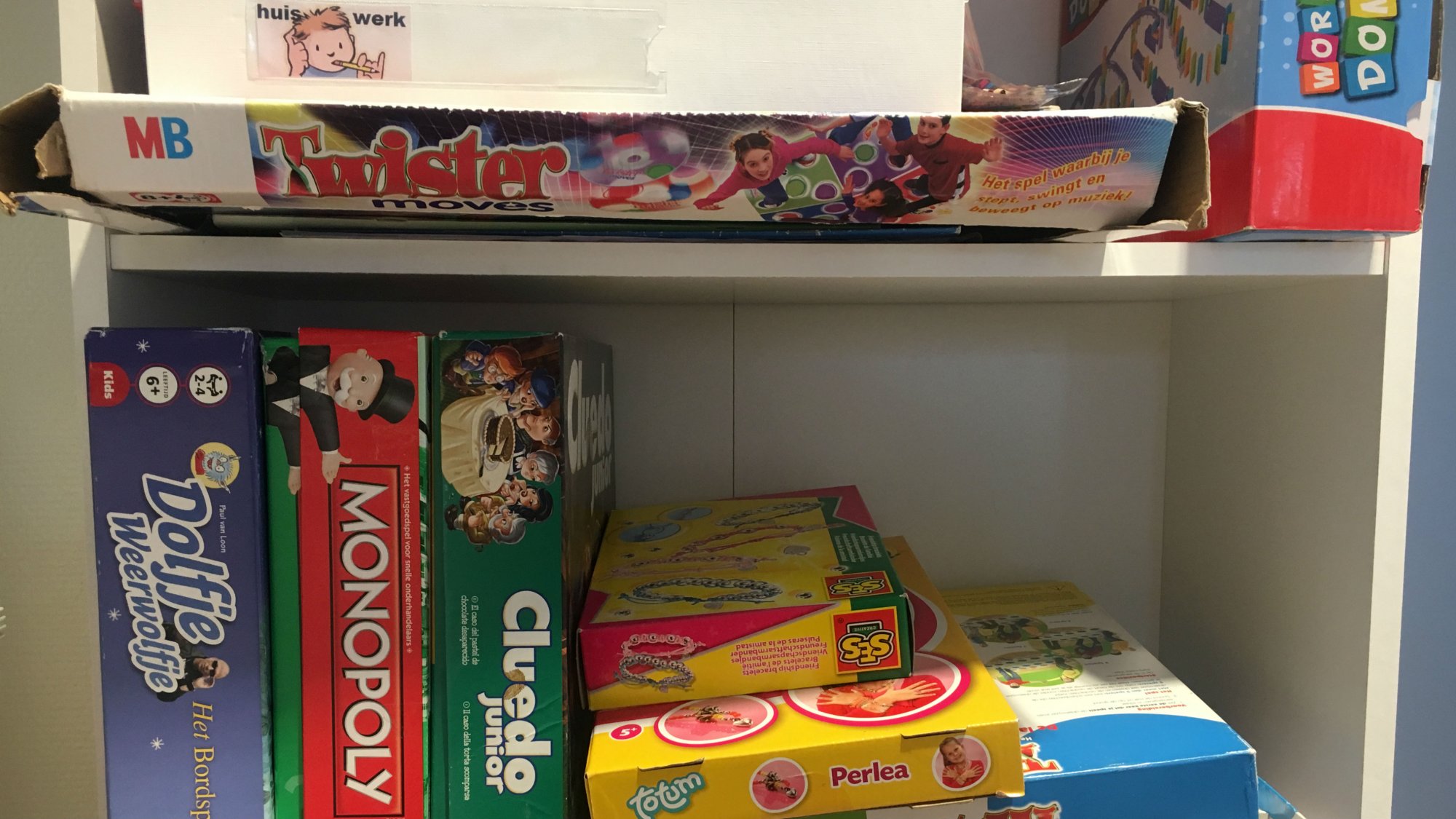 De spelletjeskast van de gezinskamer.
