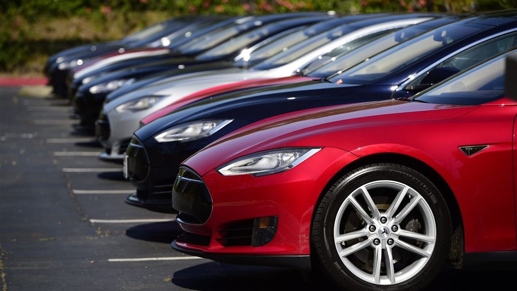 Zelfrijdende Tesla met 'niemand achter stuur' tegen boom in VS: twee doden