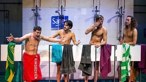 De voetballers uit All Stars de musical gaan uit de kleren