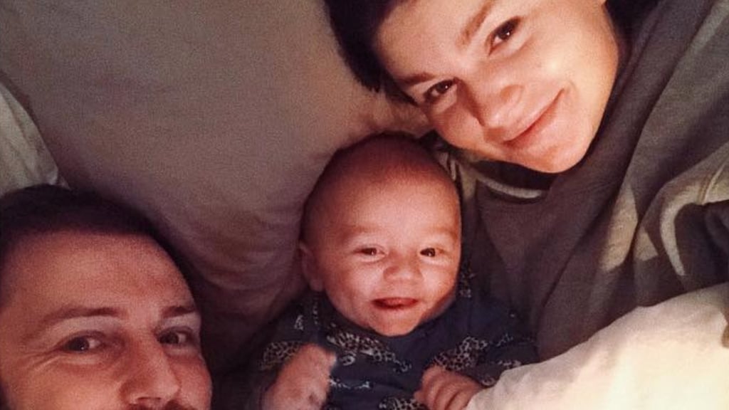 Baby Fender geeft Roxeanne en Erik een schattig cadeautje