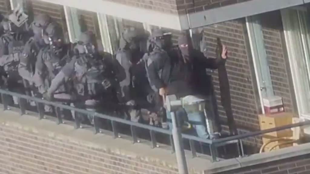 De aanhouding van een van de verdachten