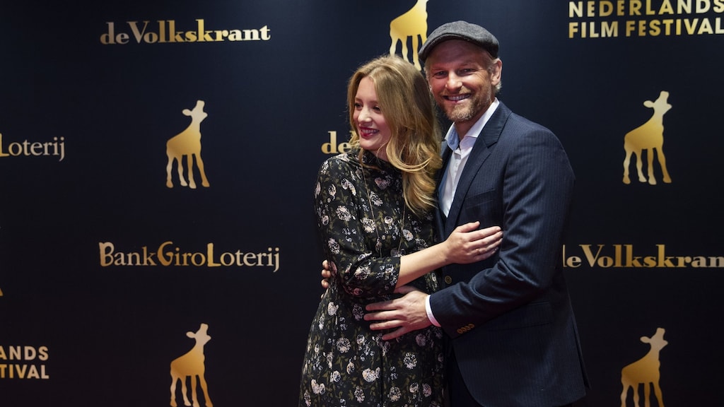 Zwangere Noortje Herlaar straalt van oor tot oor