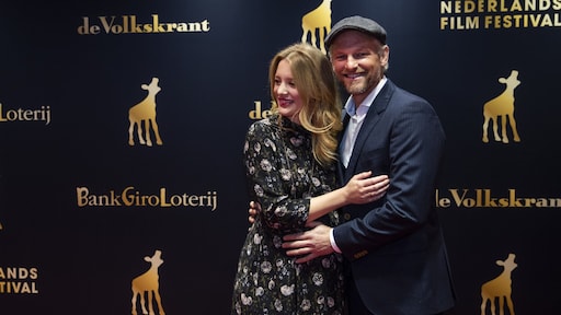 Zwangere Noortje Herlaar straalt van oor tot oor