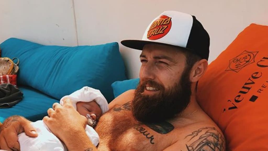 Vriend Roxeanne Hazes zet enorme tattoo voor zoontje Fender