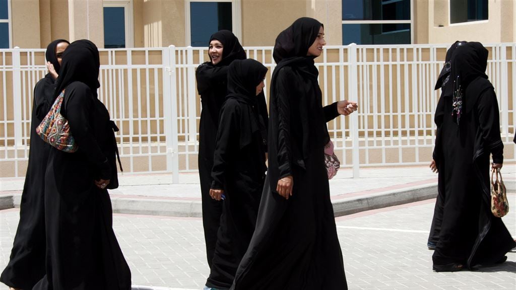 Vrouwen in abaya's.