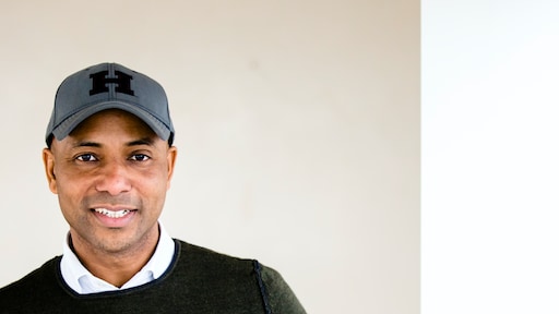 Humberto Tan leest ouderen voor