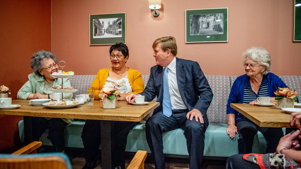 Koning Willem-Alexander bezorgt ouderen de dag van hun levens