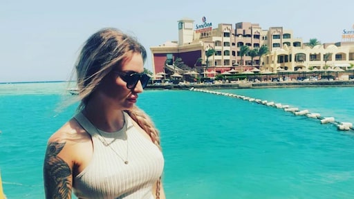 Temptation-Rosanna zet enorme tattoo onder d'r borsten