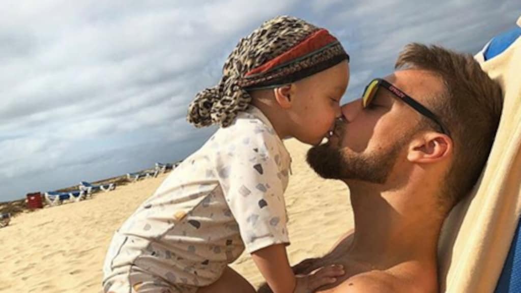 Kjeld Nuis laat überschattige tattoo van zoontje zetten