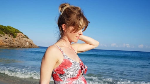 Josje Huisman showt haar stralende babybuik op het strand