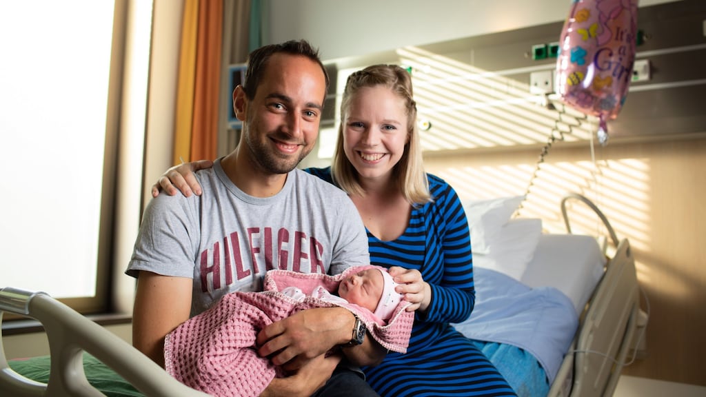 'Het viel eigenlijk wel mee': meeste moeders kijken positief terug op bevalling