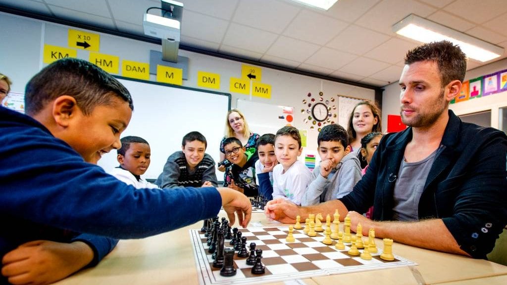 Nick Schilder voor even weer achter het schaakbord