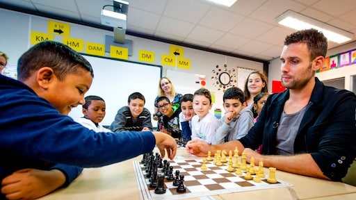 Nick Schilder voor even weer achter het schaakbord