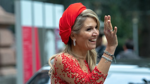 Cute! Koningin Máxima troost verdrietig bloemenmeisje
