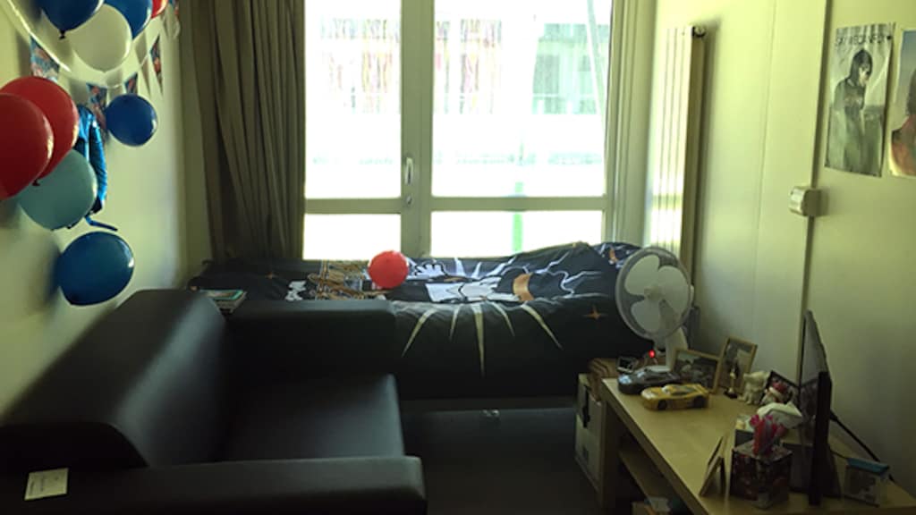 Jason woont nu op zichzelf in een wooncontainer.