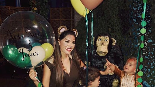 Xess Xava viert verjaardag als klein aapje