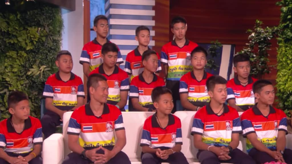 Thaise voetballertjes doen hun verhaal bij Ellen DeGeneres