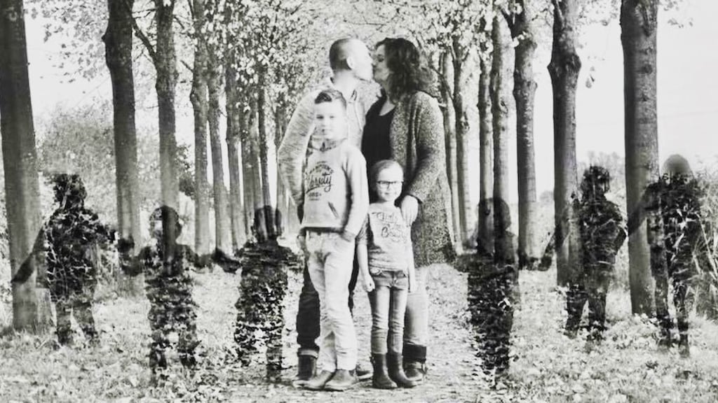 Bij Angelique thuis hangt een foto van haar gezin en zes schaduwen voor de kinderen die ze verloor.