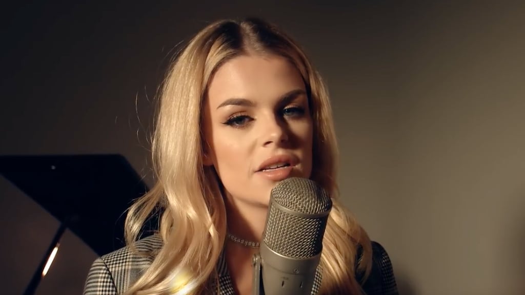 Davina bewijst dat een ster geboren is met cover van Shallow