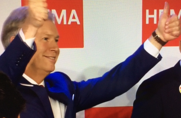 Boekhoorn steekt de duimen omhoog; hetzelfde gebaar dat Nina Brink maakte bij de beursgang van internetbedrijf World Online.