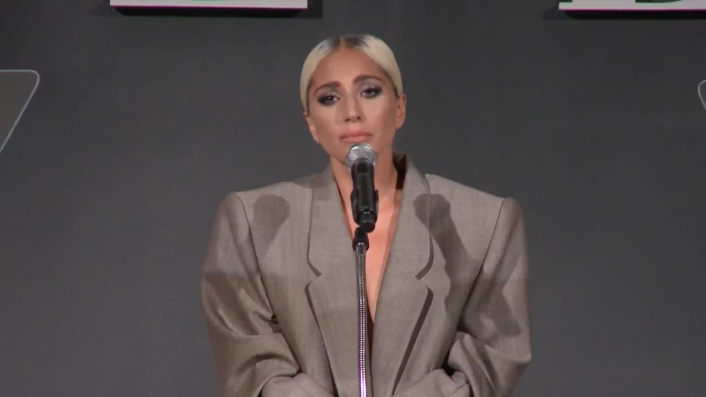 Lady Gaga geeft emotionele speech