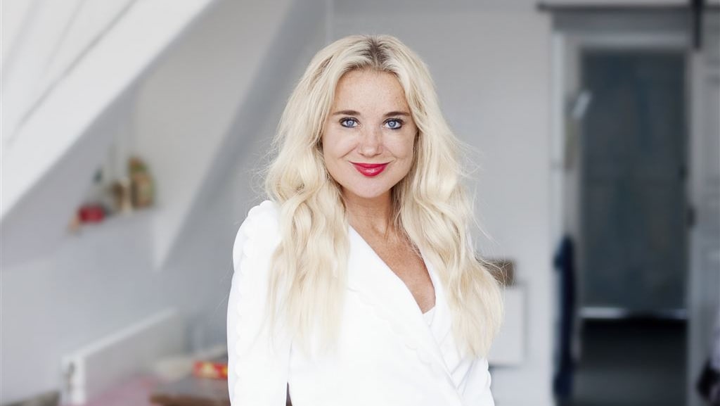 Zo pikant gekleed zag je Sonja Bakker nog nooit