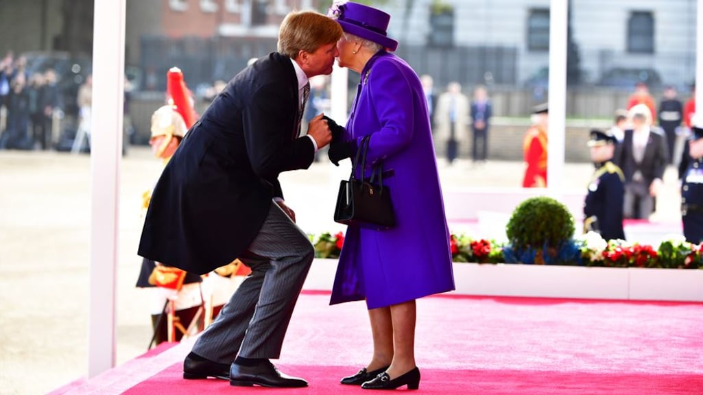 Willem-Alexander de fout in? Koning zoent queen Elizabeth bij aankomst