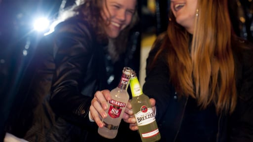 Het dilemma van de puberouder: alcohol verbieden of niet?