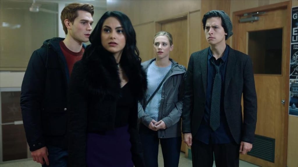 Hij komt! De Riverdale crossover