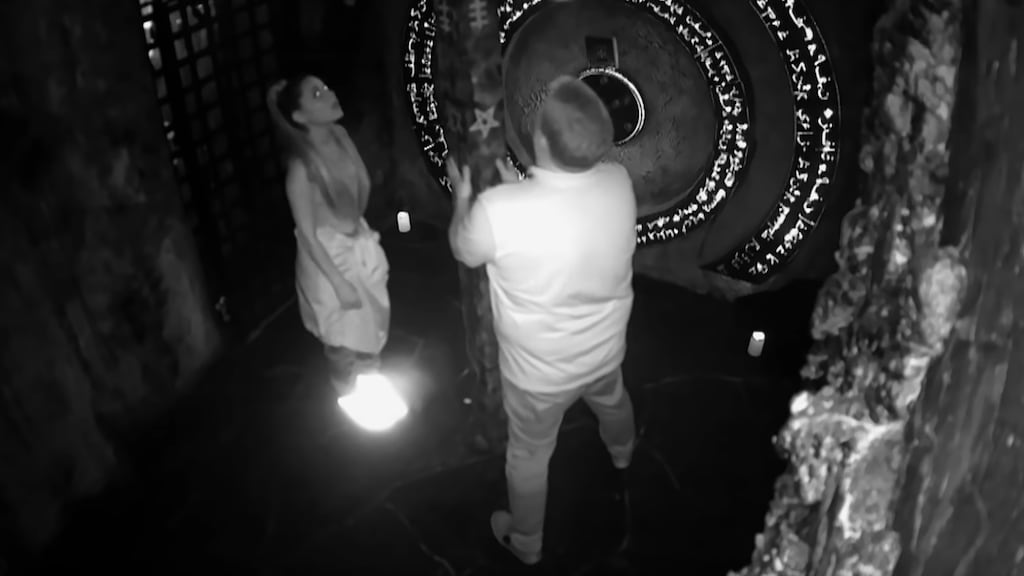 Ariana Grande probeert te ontsnappen uit creepy escape room