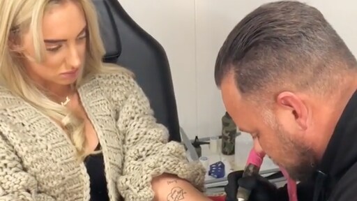 Naomi en Michael zetten liefdestattoo