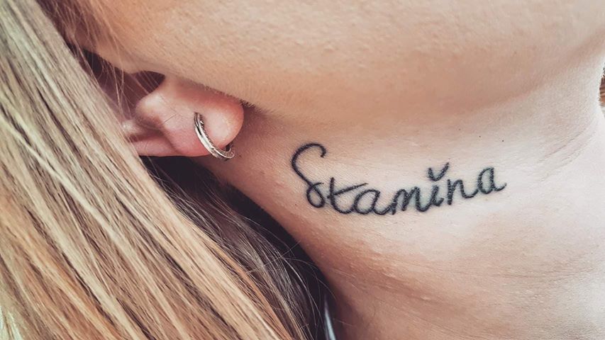 In Sophie's nek staat 'stamina', wat 'uithoudingsvermogen' betekent