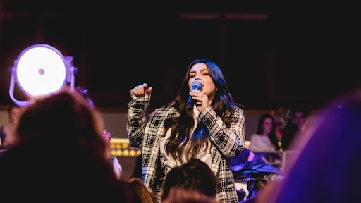 Roxeanne Hazes voor het eerst weer op de planken