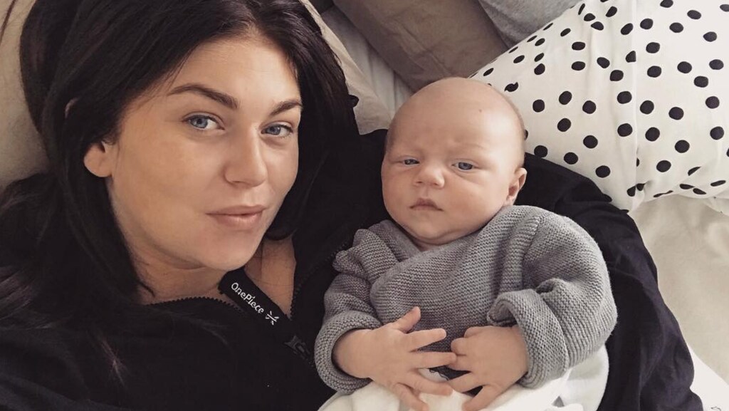 Roxeanne over bevalling: 'Drie keer persen en hij floepte eruit'