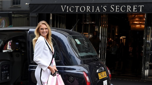 Romee Strijd met 125.000 kristallen de catwalk op