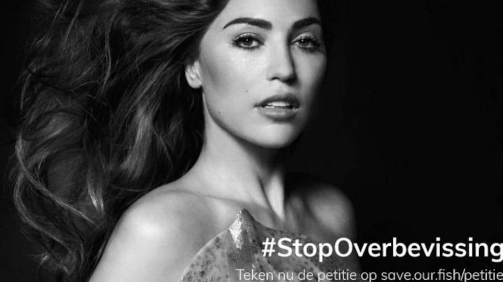 Poedelnaakte Yolanthe flink onder vuur