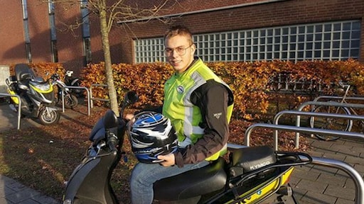 Zoon Frans Bauer haalt scooterrijbewijs