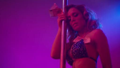 Nienke Plas gaat Famke Louise achterna