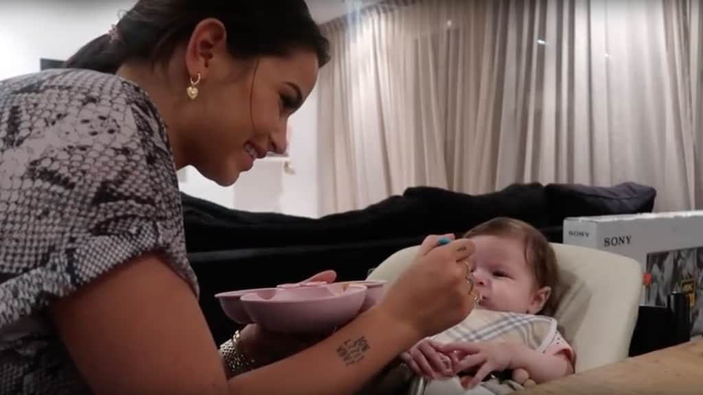 Mega schattig: Zara-Lizzy krijgt haar eerste hapjes